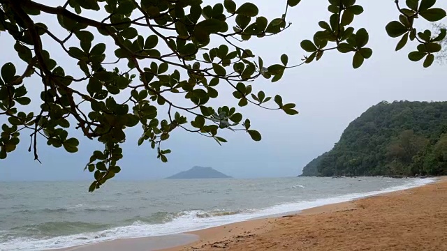 海滩沙滩的景观，在暴风雨来临前的傍晚气氛视频素材