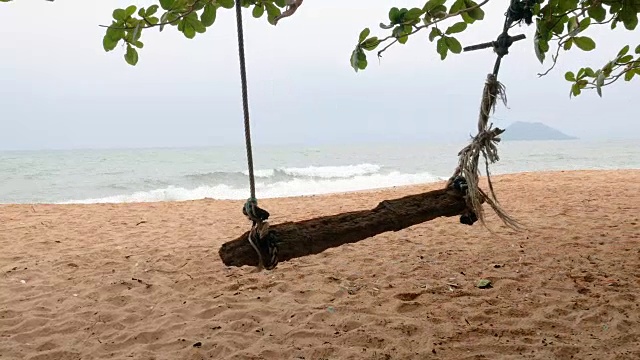 在暴风雨来临之前，用绳子绑着的木秋千几乎把海滩海滩的海岸给毁了视频下载