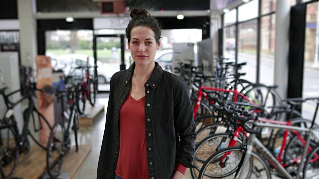 一个小企业主在一个自行车商店的肖像视频素材