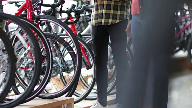小企业主服务客户在自行车商店视频素材
