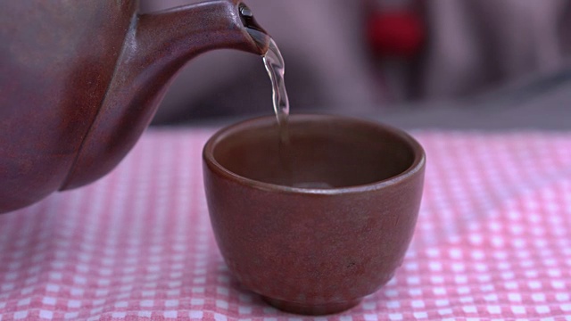中国杯子里的热茶。视频素材