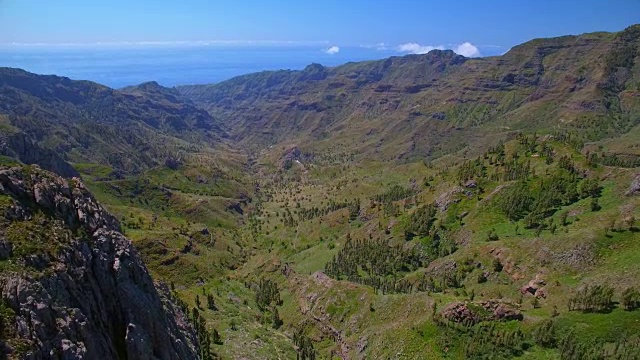 西班牙加那利群岛加拉霍内国家公园本基瓜谷鸟瞰图视频素材