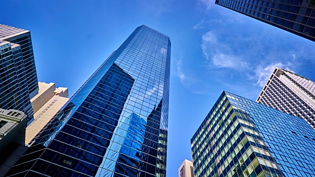 经营理念——天空中的办公金融大厦视频素材