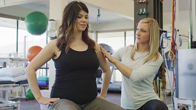 一个怀孕母亲的物理治疗视频素材