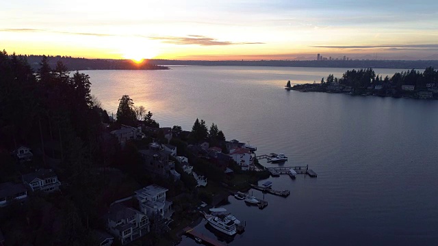 贝尔维尤美国湖概述西向西雅图城市景观日落照明视频素材