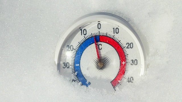 室外体温计在雪中显示气温下降-寒冷冬季天气变化概念视频素材