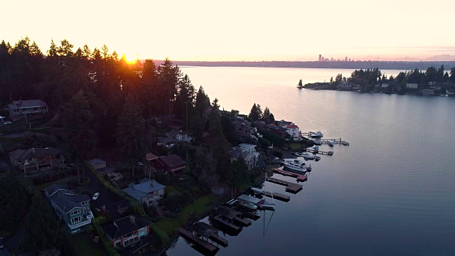 西北贝尔维尤西雅图全景日落湖华盛顿空中直升机视图视频素材