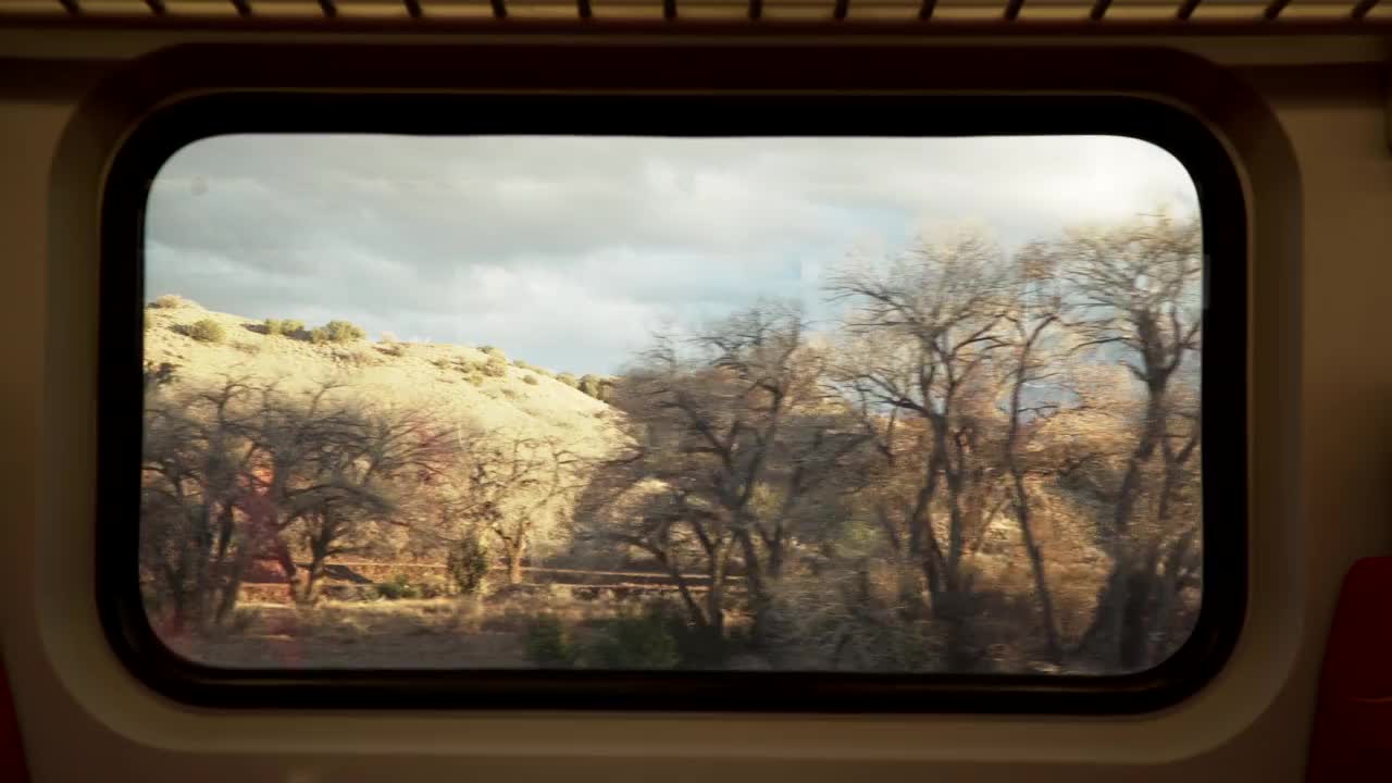从火车车厢窗口看到的新墨西哥风景，POV视频下载