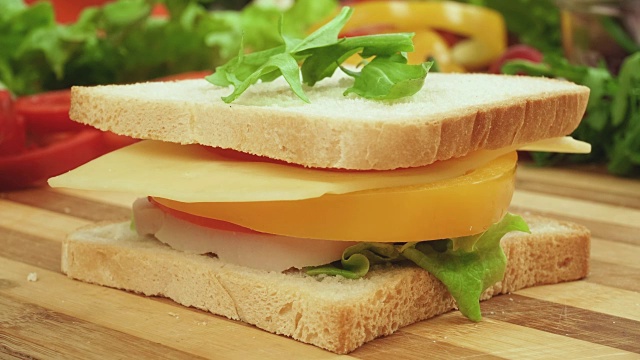 用番茄、火腿、蝴蝶结、奶酪和沙拉制作三明治的定格视频视频下载