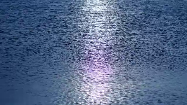 水面在太阳的照耀下闪闪发光，有一条太阳的路径在水面上视频素材