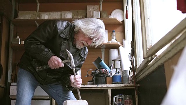 高级雕刻家在他的车库里工作视频下载