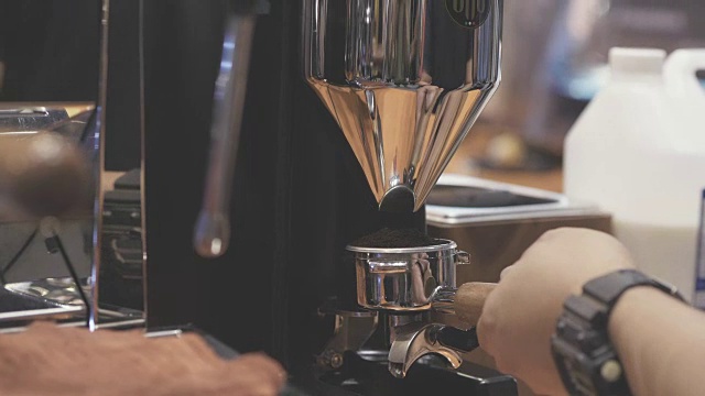 咖啡师做咖啡，室内酒吧视频素材