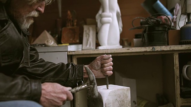 高级雕刻家在他的车库里工作视频下载