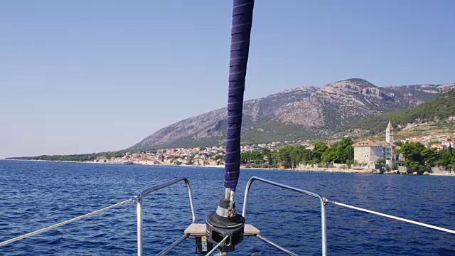 克罗地亚布拉克岛的帆船在阳光明媚、宁静的海洋上行驶视频下载