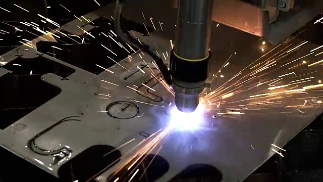 工业机器人激光切割机切割金属零件具有很高的精度。金属加工数控铣床。现代金属切削加工技术。视频素材