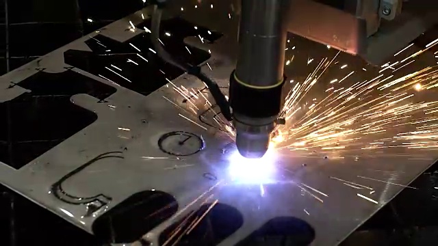 工业机器人激光切割机切割金属零件具有很高的精度。金属加工数控铣床。现代金属切削加工技术。视频素材