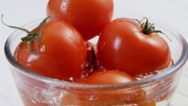 特写清洗西红柿在碗视频素材