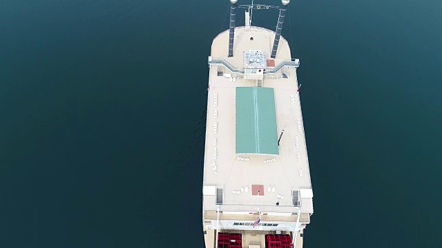 一架无人机飞过密苏里州的桌石湖上的一艘河船视频下载