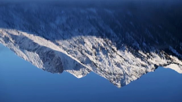 阿尔泰山下多诺斯科湖的山峰在水中的倒影视频下载