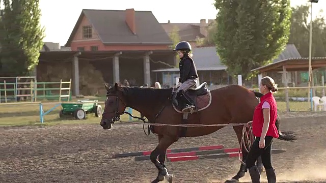 小女孩在骑术学校学习和训练视频下载