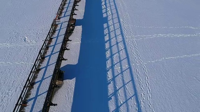 木桥与蓝色阴影在雪，鸟瞰图视频素材