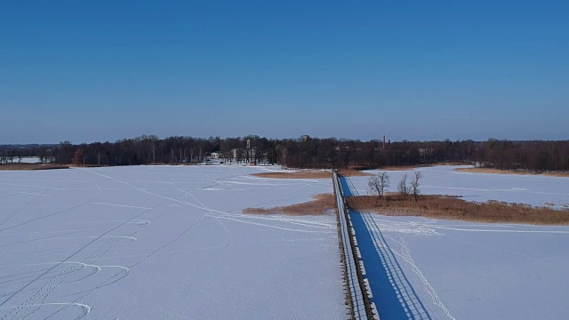长木桥上的雪湖冰，鸟瞰图视频素材