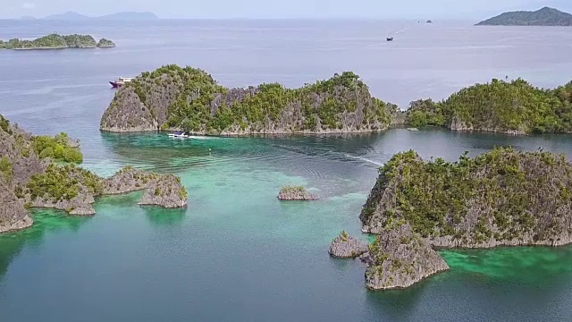 印度尼西亚的岛屿和船只。鸟瞰图视频下载