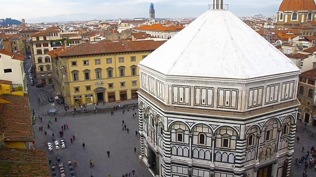 游客们走在佛罗伦萨的中心。圣乔瓦尼广场前的俯视图视频下载