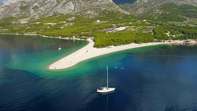 鸟瞰图宁静的风景，帆船在阳光蓝色的海洋，波尔-兹拉特尼鼠，布拉克岛，克罗地亚视频下载
