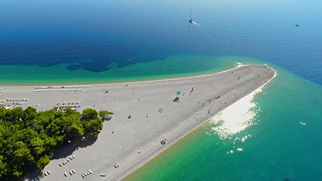 鸟瞰图宁静，阳光明媚的风景，海滩和蓝色的海洋，波尔-兹拉特尼鼠，布拉克岛，克罗地亚视频下载