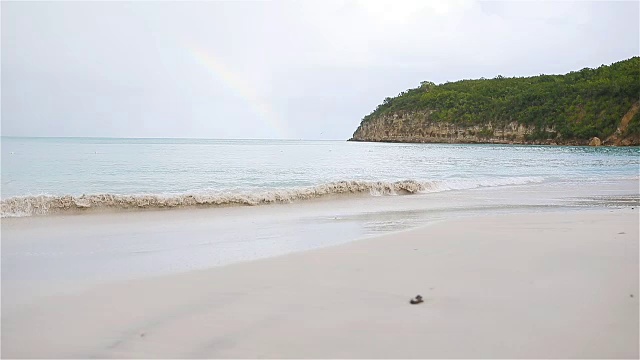 田园诗般的热带海滩，白色的沙子，蓝绿色的海水和蓝色的天空视频下载