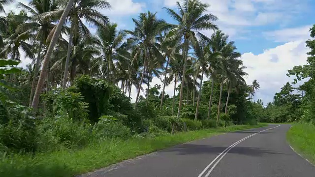 骑在通向热带雨林的空旷的混凝土路上。视频下载