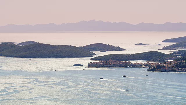 克罗地亚科尔库拉岛沿岸的风景船视频下载