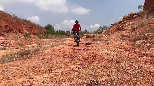 在土路上极限山地自行车视频下载