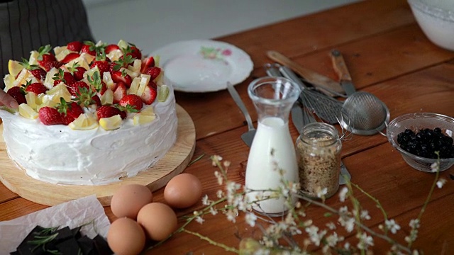 女人用水果装饰蛋糕视频素材