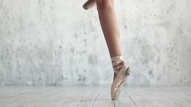 芭蕾舞女演员的腿在尖头鞋特写视频素材
