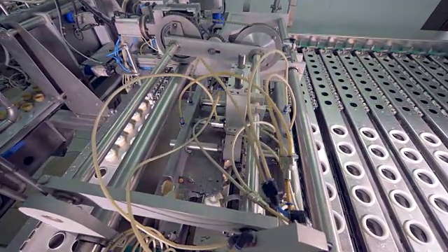 工厂的机制是取代晶圆杯与冰淇淋从一个直线传送带下降一个视频素材