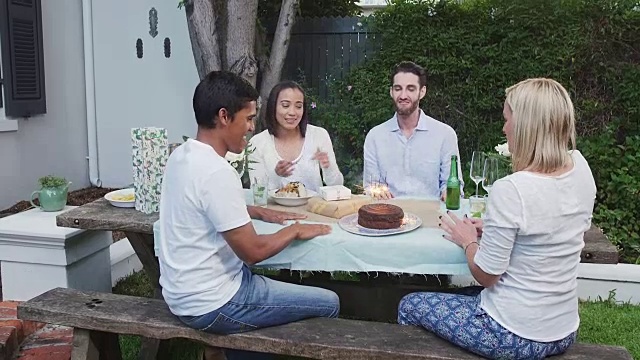 给朋友的生日蛋糕惊喜视频素材