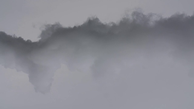 柔和的烟雾背景，光背景上孤立的烟雾视频素材