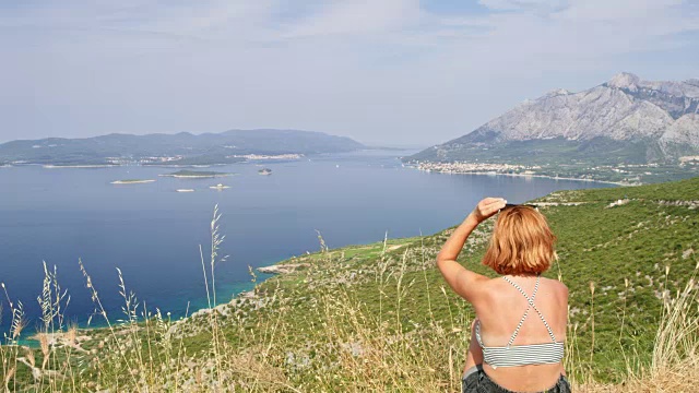 克罗地亚科尔库拉岛，女游客在享受阳光明媚的海景视频下载