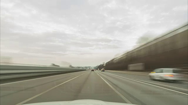 在富尔达和卡塞尔之间的德国最长的A7高速公路上行驶的时间流逝。视频素材