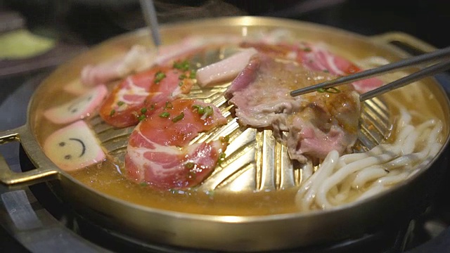 把肉放在炖汤的铜锅上烤视频素材