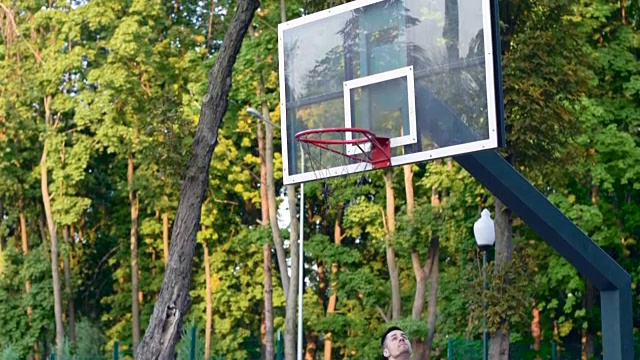 街球的一名运动员向篮筐跳去视频素材