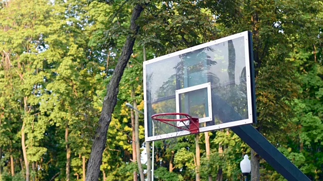 街球运动员扣篮得分视频素材
