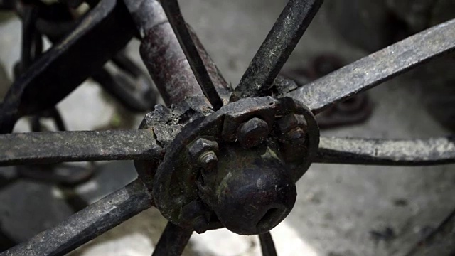 靠近-金属车轮的旧非功能农业机械视频素材