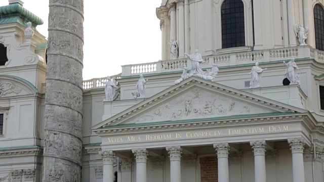 靠近奥地利维也纳卡尔斯广场教堂的正面视频素材