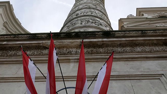 跟踪拍摄从奥地利国旗到卡尔斯广场教堂雕刻柱，奥地利维也纳视频素材