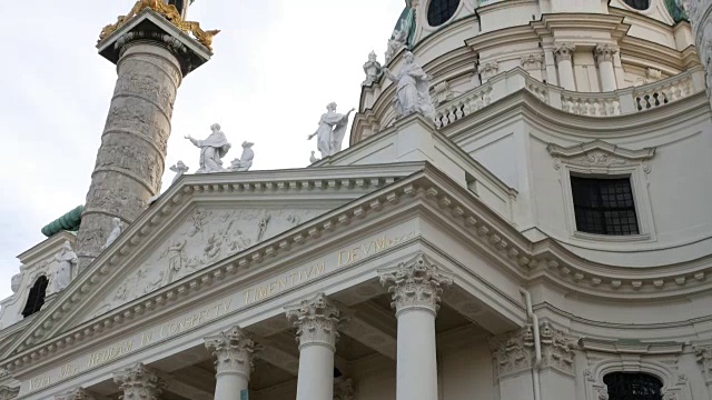 靠近奥地利维也纳卡尔斯广场教堂的正面视频素材