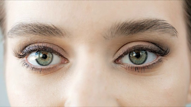 美丽的女性眼睛的特写镜头与经典的眼线化妆视频素材