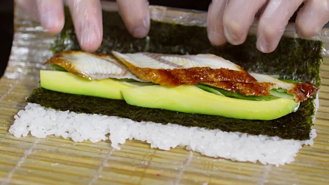 用鸭胸做寿司视频素材